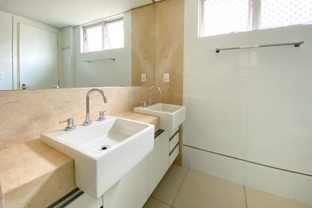 Apartamento à venda com 162m², 4 quartos e 3 vagasBanheiro da Suíte 1