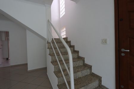 Casa à venda com 120m², 3 quartos e 2 vagasEscada