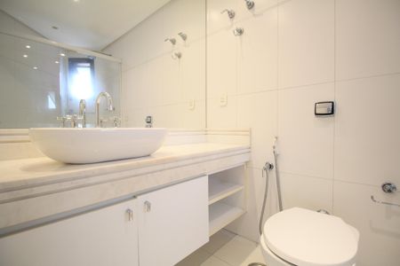 Apartamento para alugar com 150m², 3 quartos e 3 vagasBanheiro Suíte 1