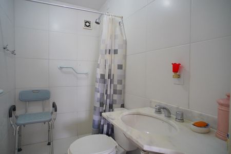 Banheiro suíte  de apartamento para alugar com 2 quartos, 60m² em São Sebastião, Porto Alegre