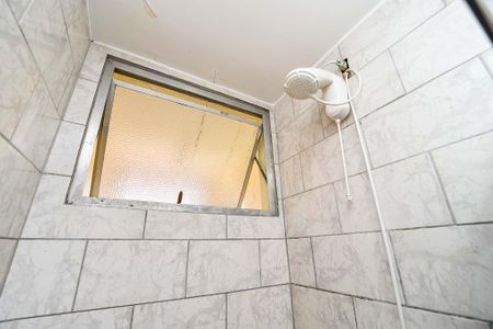 Banheiro de apartamento para alugar com 1 quarto, 40m² em Jardim Itu, Porto Alegre