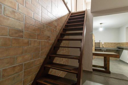 Casa à venda com 200m², 3 quartos e 2 vagasEscada