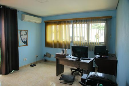 Casa à venda com 198m², 2 quartos e 4 vagasEdícula/escritório 