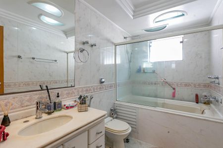 Casa à venda com 338m², 3 quartos e 6 vagasBanheiro da Suíte