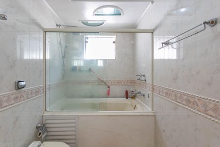 Casa à venda com 338m², 3 quartos e 6 vagasBanheiro da Suíte