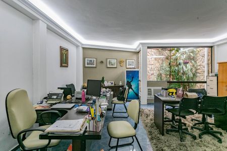 Casa à venda com 338m², 3 quartos e 6 vagasEscritório