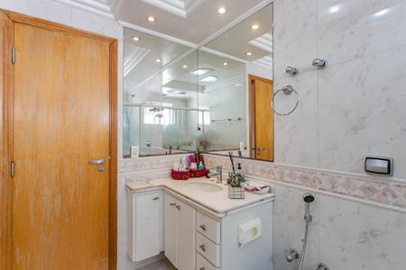 Casa à venda com 338m², 3 quartos e 6 vagasBanheiro da Suíte