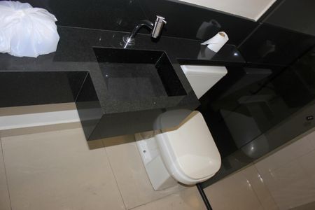 Casa para alugar com 322m², 3 quartos e 4 vagasBanheiro da garagem