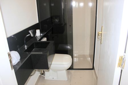 Casa para alugar com 322m², 3 quartos e 4 vagasBanheiro da garagem