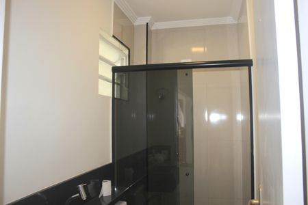 Casa para alugar com 322m², 3 quartos e 4 vagasBanheiro da garagem