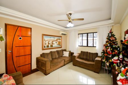 Casa à venda com 230m², 3 quartos e 4 vagasSala