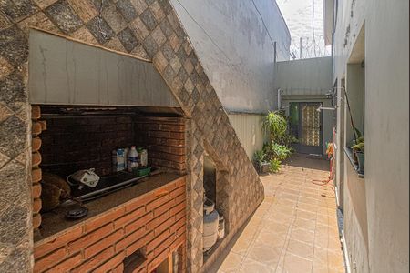 Casa à venda com 140m², 3 quartos e 2 vagas Casa à venda com 140m², 3 quartos e 2 vagascorredor lateral com churrasqueira_1