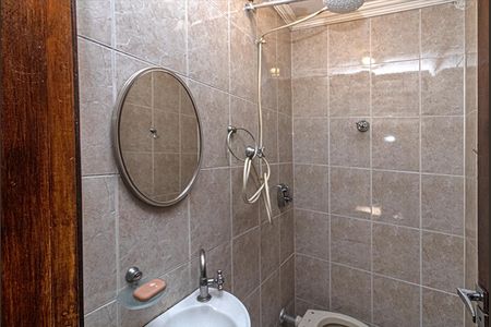 Casa à venda com 140m², 3 quartos e 2 vagas Casa à venda com 140m², 3 quartos e 2 vagasbanheiro na área de serviço_1