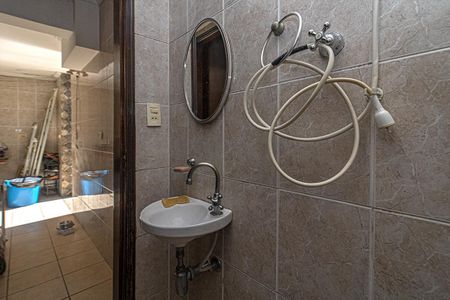 Casa à venda com 140m², 3 quartos e 2 vagas Casa à venda com 140m², 3 quartos e 2 vagasbanheiro na área de serviço_3