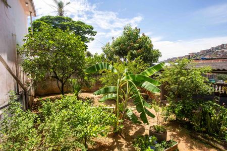 Casa à venda com 100m², 1 quarto e sem vagaQuintal