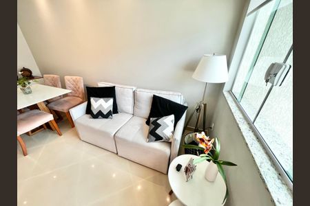 Casa à venda com 91m², 2 quartos e 2 vagasSala