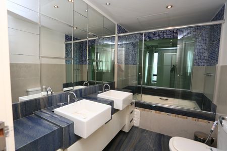 Apartamento para alugar com 290m², 4 quartos e 3 vagas Apartamento para alugar com 290m², 4 quartos e 3 vagasBanheiro da Suíte 4