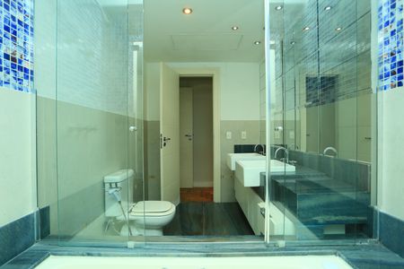 Apartamento para alugar com 290m², 4 quartos e 3 vagas Apartamento para alugar com 290m², 4 quartos e 3 vagasBanheiro da Suíte 4