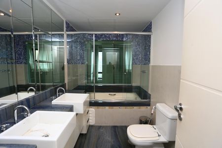 Apartamento para alugar com 290m², 4 quartos e 3 vagas Apartamento para alugar com 290m², 4 quartos e 3 vagasBanheiro da Suíte 4