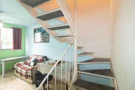 Casa de condomínio para alugar com 50m², 2 quartos e 1 vaga Casa de condomínio para alugar com 50m², 2 quartos e 1 vagaEscada