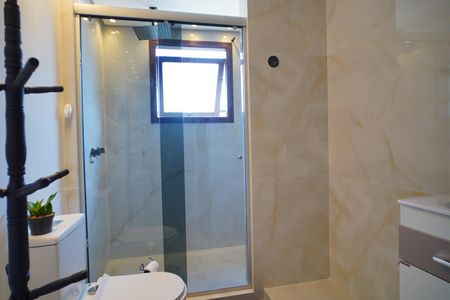 Banheiro suíte  de apartamento à venda com 4 quartos, 216m² em Jardim Lindóia, Porto Alegre