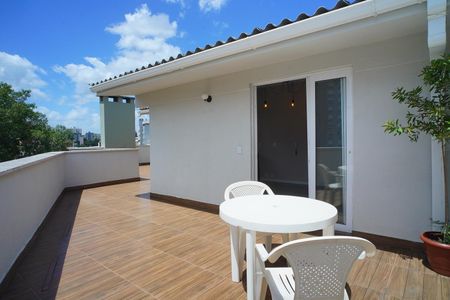 Apartamento à venda com 216m², 4 quartos e 2 vagas Apartamento à venda com 216m², 4 quartos e 2 vagasTerraço