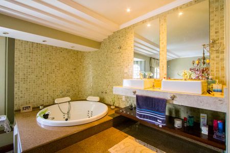 Casa à venda com 352m², 4 quartos e 3 vagasBanheiro do quarto 1