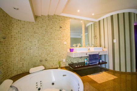 Casa à venda com 352m², 4 quartos e 3 vagasBanheiro do quarto 1