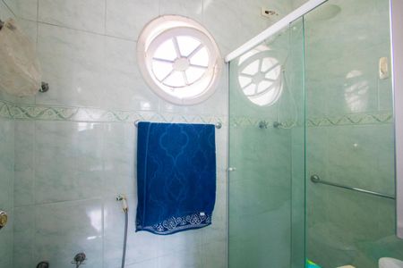 Casa à venda com 352m², 4 quartos e 3 vagasBanheiro do quarto 2