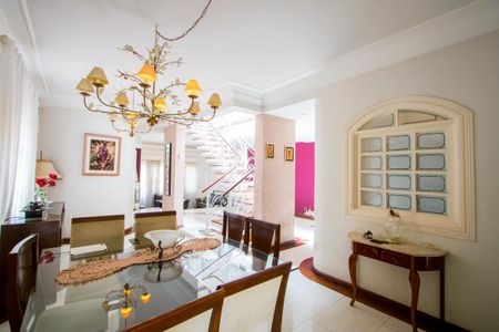 Casa à venda com 352m², 4 quartos e 3 vagasSala