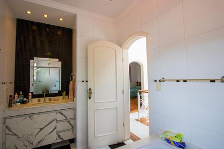 Casa à venda com 352m², 4 quartos e 3 vagasBanheiro social