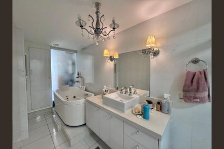 Apartamento à venda com 139m², 3 quartos e 2 vagasSuíte 1 - Banheiro