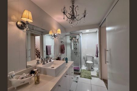 Apartamento à venda com 139m², 3 quartos e 2 vagasSuíte 1 - Banheiro