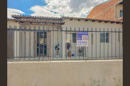 Casa à venda com 208m², 2 quartos e 2 vagasFachada/Placa