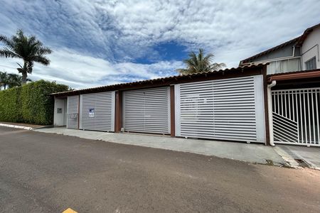 Casa de condomínio para alugar com 350m², 2 quartos e 4 vagas Casa de condomínio para alugar com 350m², 2 quartos e 4 vagasFachada