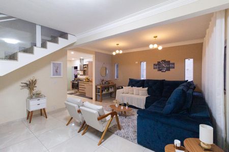 Sala de casa para alugar com 3 quartos, 255m² em Jardim Elzinha, Carapicuíba