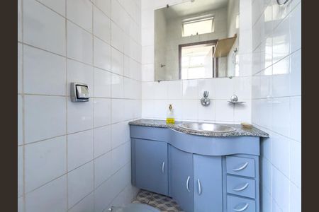 Banheiro de Empregada de apartamento à venda com 3 quartos, 77m² em Sagrada Família, Belo Horizonte