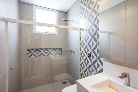 Casa de condomínio para alugar com 313m², 4 quartos e 3 vagas Casa de condomínio para alugar com 313m², 4 quartos e 3 vagasBanheiro da Suite 2