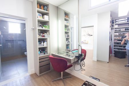 Casa de condomínio para alugar com 313m², 4 quartos e 3 vagas Casa de condomínio para alugar com 313m², 4 quartos e 3 vagasCloset da Suite 1