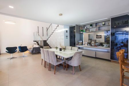 Casa de condomínio para alugar com 313m², 4 quartos e 3 vagas Casa de condomínio para alugar com 313m², 4 quartos e 3 vagasSala