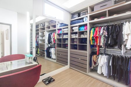 Casa de condomínio para alugar com 313m², 4 quartos e 3 vagas Casa de condomínio para alugar com 313m², 4 quartos e 3 vagasCloset da Suite 1