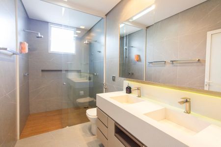 Casa de condomínio para alugar com 313m², 4 quartos e 3 vagas Casa de condomínio para alugar com 313m², 4 quartos e 3 vagasBanheiro da Suite 1