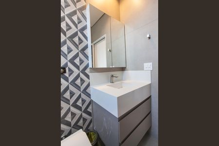 Casa de condomínio para alugar com 313m², 4 quartos e 3 vagas Casa de condomínio para alugar com 313m², 4 quartos e 3 vagasBanheiro da Suite 2