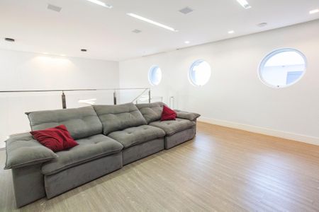 Casa de condomínio para alugar com 313m², 4 quartos e 3 vagas Casa de condomínio para alugar com 313m², 4 quartos e 3 vagasSala de TV