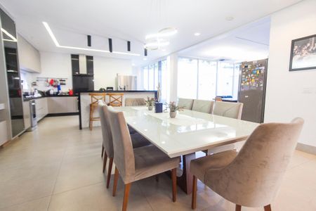 Casa de condomínio para alugar com 313m², 4 quartos e 3 vagas Casa de condomínio para alugar com 313m², 4 quartos e 3 vagasSala