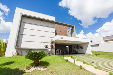Casa de condomínio para alugar com 313m², 4 quartos e 3 vagas Casa de condomínio para alugar com 313m², 4 quartos e 3 vagasFachada