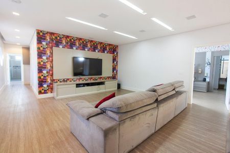 Casa de condomínio para alugar com 313m², 4 quartos e 3 vagas Casa de condomínio para alugar com 313m², 4 quartos e 3 vagasSala de TV