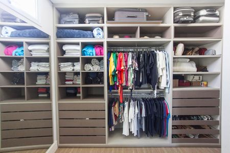 Casa de condomínio para alugar com 313m², 4 quartos e 3 vagas Casa de condomínio para alugar com 313m², 4 quartos e 3 vagasCloset da Suite 1