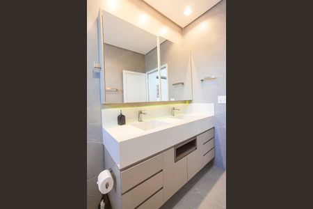 Casa de condomínio para alugar com 313m², 4 quartos e 3 vagas Casa de condomínio para alugar com 313m², 4 quartos e 3 vagasBanheiro da Suite 1