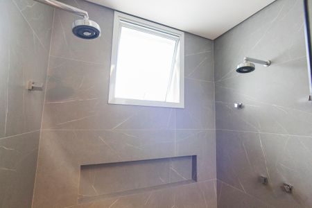 Casa de condomínio para alugar com 313m², 4 quartos e 3 vagas Casa de condomínio para alugar com 313m², 4 quartos e 3 vagasBanheiro da Suite 1